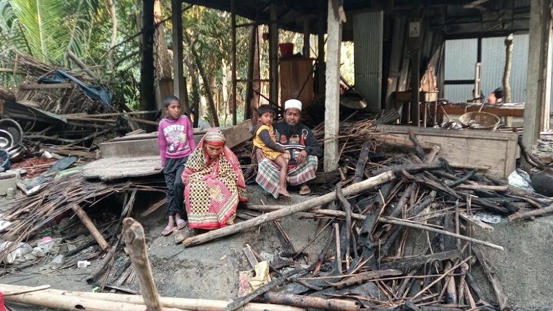 মতলবে ইমামের বসতঘর আগুনে পুড়ে ছাই