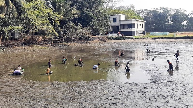 গ্রাম বাংলায় মাছ ধরার ঐতিহ্য হারিয়ে যাচ্ছে