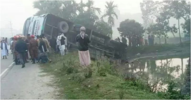 চরমোনাই মাহফিলে যাওয়ার পথে উল্টে গেলো বাস