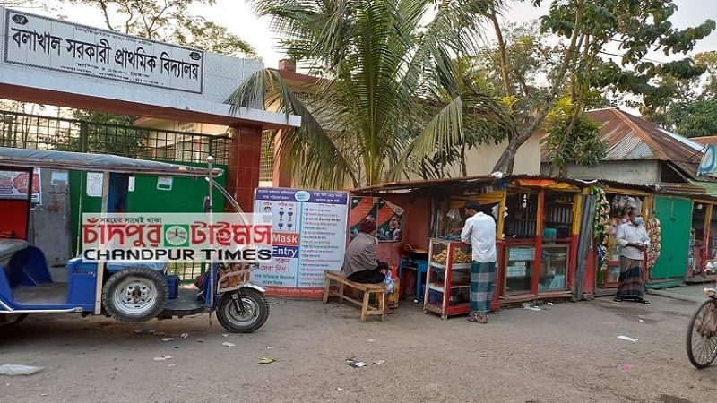 বিদ্যালয়ের সামনে অবৈধ স্ট্যান্ড ও দোকানপাট