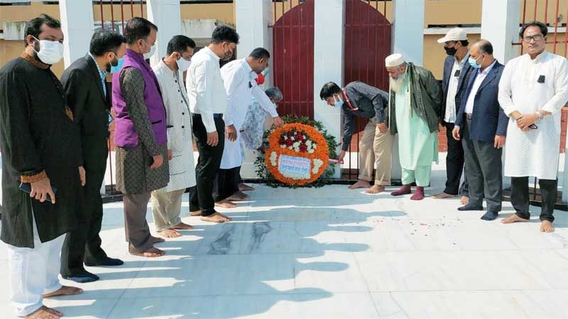 স্বাস্থ্যবিধি মেনে চাঁদপুর সরকারি কলেজে মাতৃভাষা দিবস পালিত