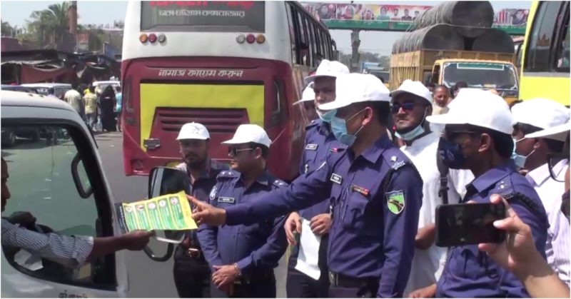 কুমিল্লায় দুর্ঘটনা প্রতিরোধে চালক ও পথচারীদের মাঝে লিফলেট বিতরণ