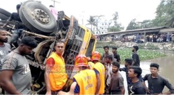 ফরিদগঞ্জে মালবাহী ট্রাক নিয়ন্ত্রণ হারিয়ে ডোবায়