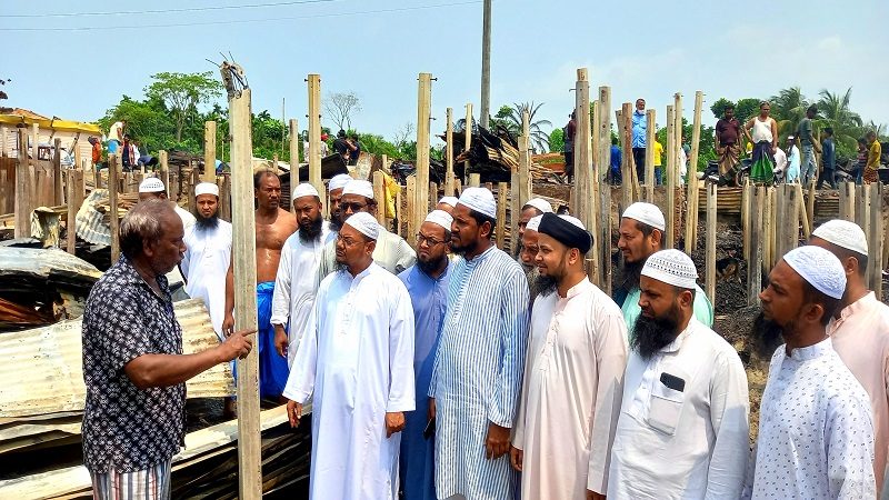 হাইমচরে অগ্নিকাণ্ডে ক্ষতিগ্রস্তদের পাশে ইসলামী আন্দোলনের নেতৃবৃন্দ