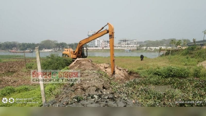 ডাকাতিয়ায় ভেকু দিয়ে মাটি কাটার দায়ে ৫০ হাজার টাকা জরিমানা