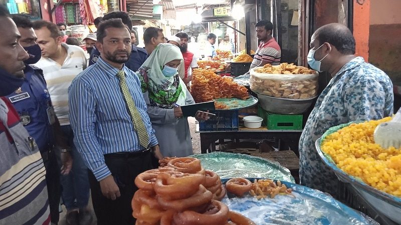 চাঁদপুরে বাসি খাবার বিক্রির দায়ে ৫ দোকানের বিরুদ্ধে মামলা