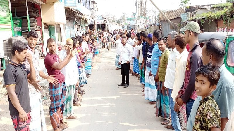 মতলবের ছেংগারচরে টলিগাড়ি চালু রাখা দাবিতে মানববন্ধন