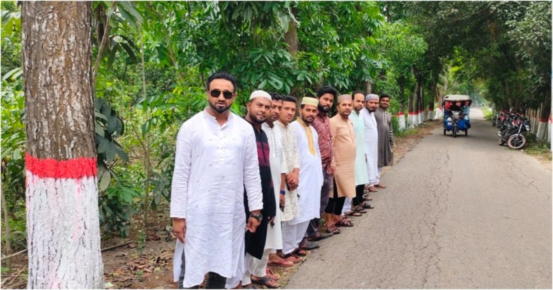 কচুয়ায় ইউপি চেয়ারম্যানের উদ্যোগে রাস্তার দু’পাশের গাছ সজ্জিতকরণ