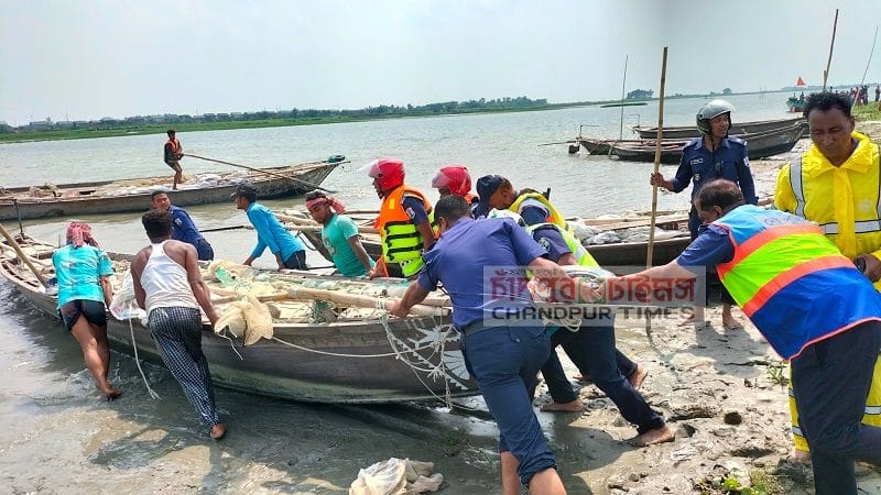 চাঁদপুরে ১৫টি জেলে নৌকাসহ আটক ৬