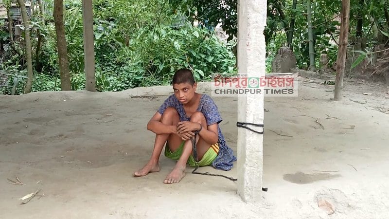 দিনে গাছের সাথে আর রাতে ঘরে চৌকির সঙ্গে জীবন কাটছে মতলবের শিল্পীর