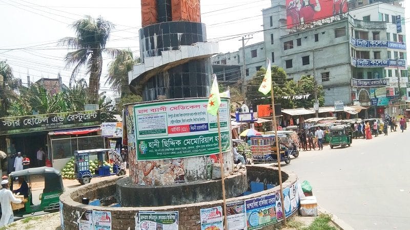 স্বাধীনতা চত্বরের সৌন্দর্য ঢেকেছে হাসপাতালের বিজ্ঞাপনে