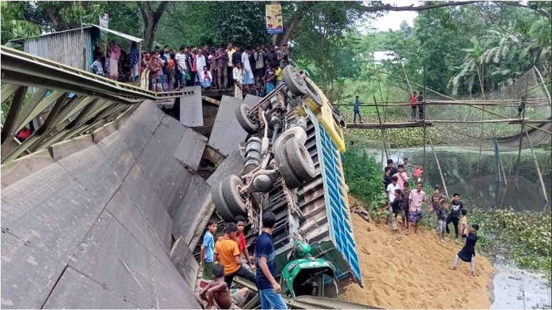 কুমিল্লায় বেইলী ব্রিজ ভেঙে যান চলাচল বন্ধ