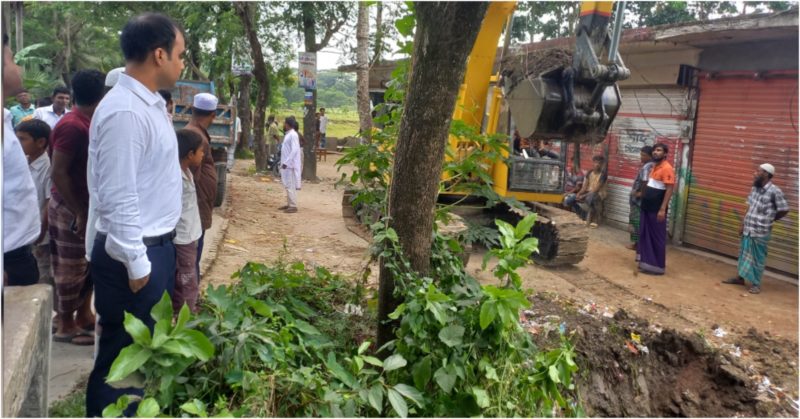 হাজীগঞ্জে প্রায় এক যুগ পর খাল দখলমুক্ত করলেন ইউএনও