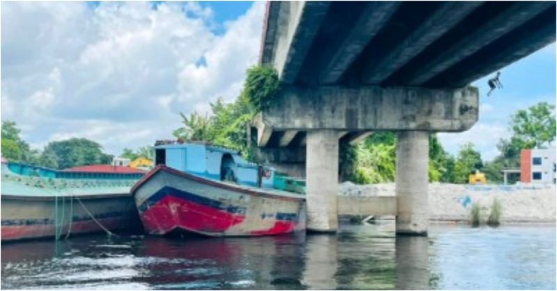 হাজীগঞ্জে ব্রিজের ক্ষতি করায় ৩ ব্যবসায়ীকে জরিমানা