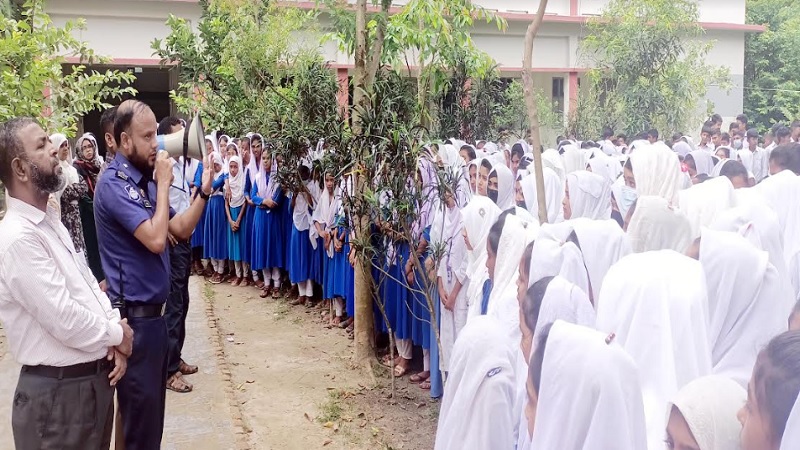 মতলব উত্তরে শিক্ষার্থীদের সাথে পুলিশের সচেতনতামূলক সভা