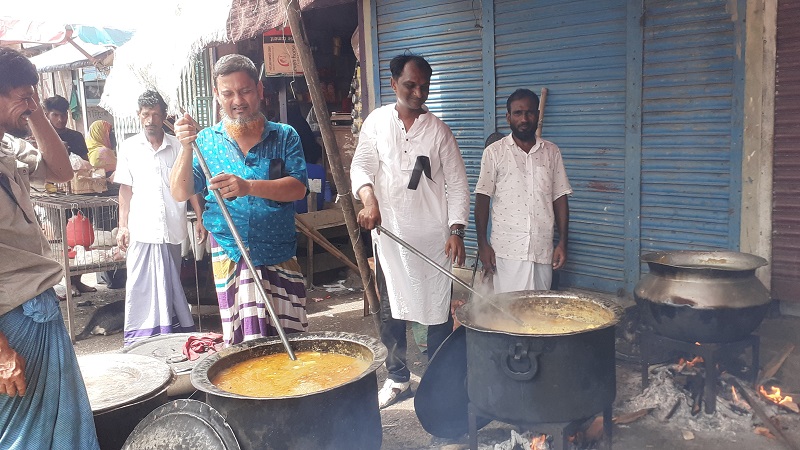 শোক দিবসে পুরাণবাজারে  ৩০ ডেক তবারক বিতরণ