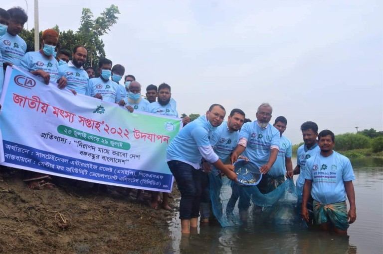 কুমিল্লায় কালাডুমুর নদীতে মাছের পোনা অবমুক্ত করেন মতিন সৈকত