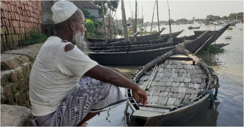 ৪০ বছর শুধু নৌকাই বাইলাম, টাকার জন্য চোখের অপারেশন করতে পারি না