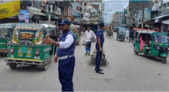 হাজীগঞ্জ বাজারে হকারমুক্ত করলেন ট্রাফিক পুলিশ