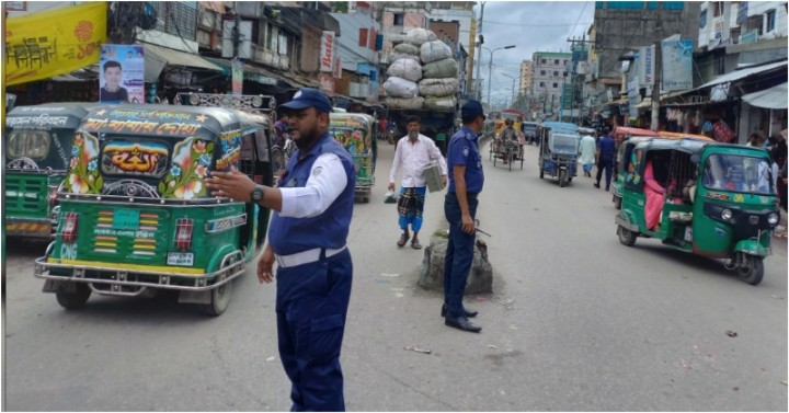 হাজীগঞ্জ বাজারে হকারমুক্ত করলেন ট্রাফিক পুলিশ