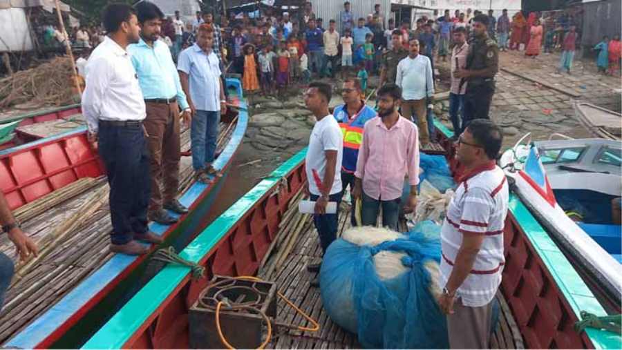 পদ্মায় ইউএনওর ওপর জেলেদের হামলা, পুলিশের ফাঁকা গুলি