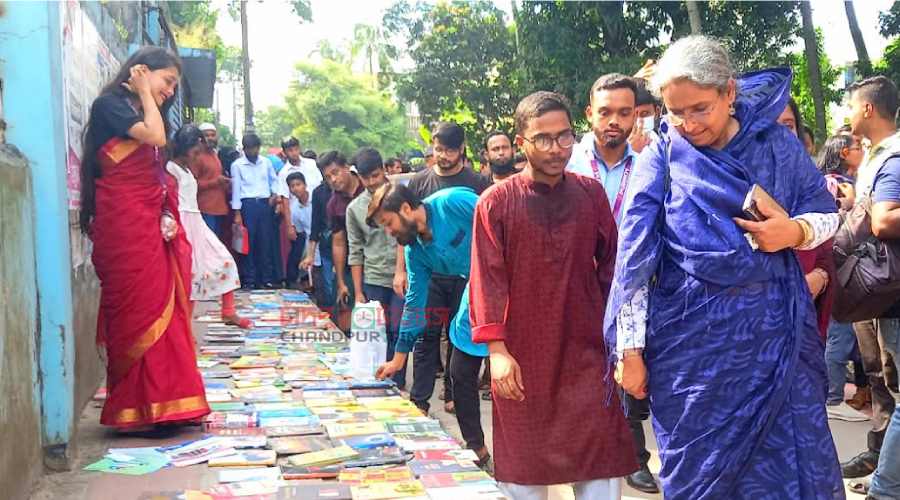 আধা কিলোমিটার সড়কজুড়ে ৫ হাজার বই