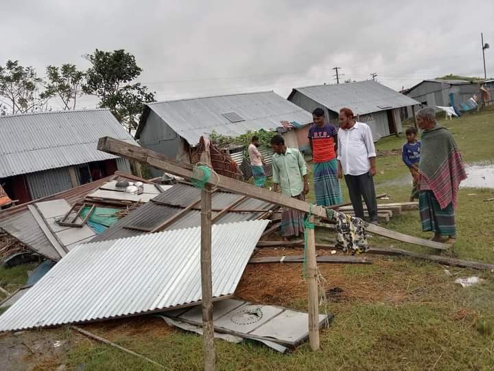 হাইমচরে মুজিব কেল্লায় আশ্রয় কেন্দ্রের পরিবারের পাশে ইউপি চেয়ারম্যান 