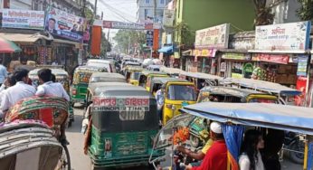 দুর্বল ট্রাফিক ব্যবস্থায় চাঁদপুর শহরে যানজটে চরম দুর্ভোগ