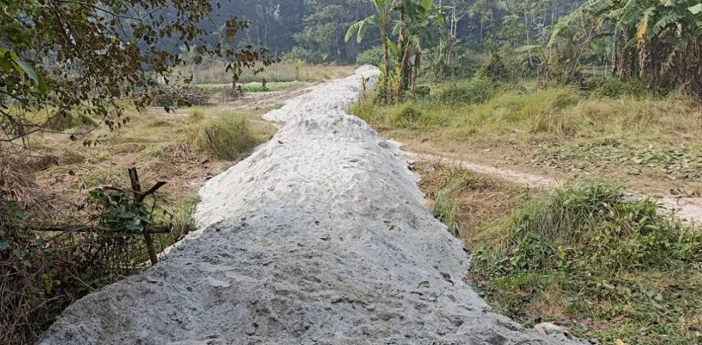 মৈশাদীতে রাস্তা ও বাউন্ডারির দেয়াল নির্মাণ নিয়ে বিরোধ, সংঘর্ষের শঙ্কা