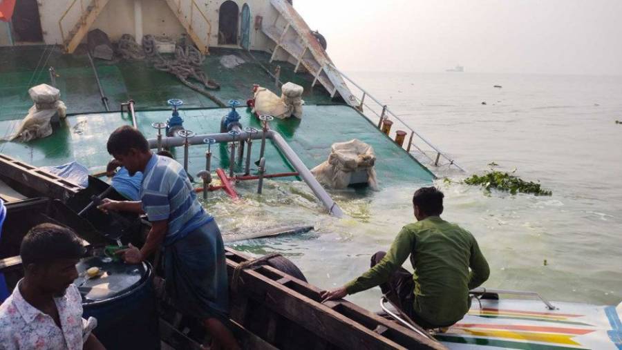 মেঘনায় ডুবে যাওয়া তেলবাহী জাহাজটি এখনও উদ্ধার হয়নি