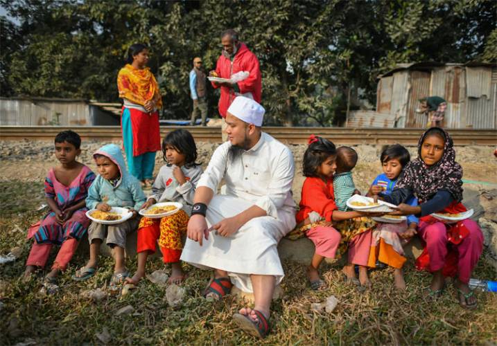 টঙ্গীতে অসহায়দের মুখে খাবার তুলে দিলেন ইবিট লিও