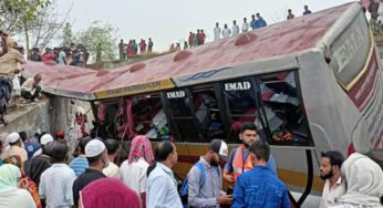 হাইওয়ে এক্সপ্রেসের রেলিং ভেঙে বাস খাদে, নিহত ১৬