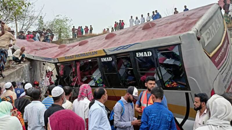 হাইওয়ে এক্সপ্রেসের রেলিং ভেঙে বাস খাদে, নিহত ১৬