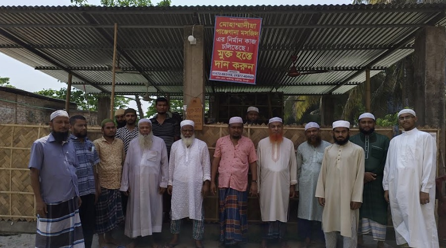 হাজীগঞ্জে মসজিদ ভাঙতে এক নারীর চেষ্টা, মুসল্লিদের ক্ষোভ