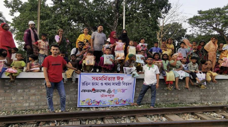 প্রথম আলো বন্ধুসভার আয়োজনে ছিন্নমূল শিশুদের মাঝে রঙিন জামা বিতরণ