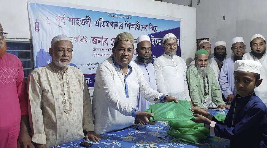 চাঁদপুরে এতিম শিশুদের নিয়ে ইফতার ও  ঈদবস্ত্র বিতরণ