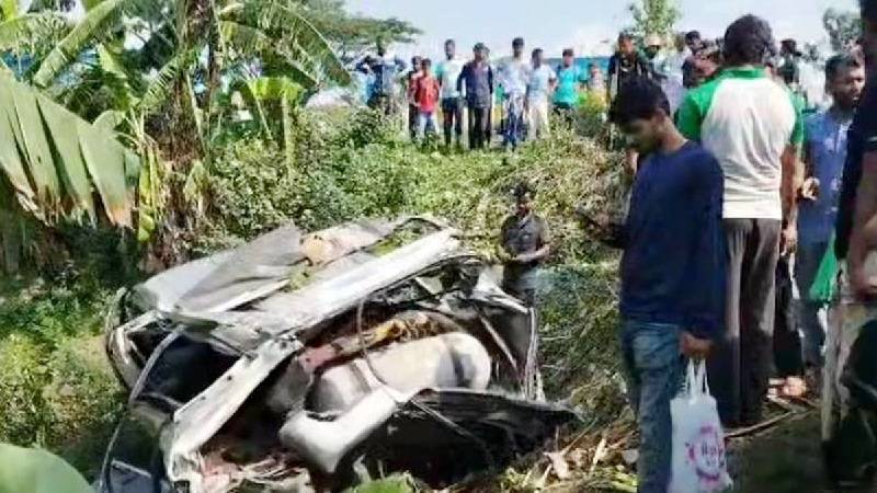 দাউদকান্দিতে ট্রাকের ধাক্কায় মাইক্রোবাসের দুই যাত্রী নিহত