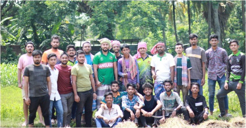 ধান কেটে কৃষকের বাড়ি পৌঁছে দিল পৌর ছাত্রলীগ