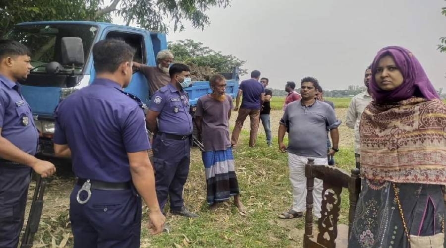 শাহরাস্তিতে অবৈধভাবে মাটি কাটায় ১ লাখ টাকা জরিমানা