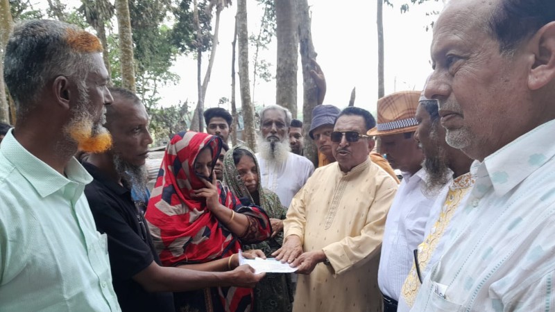 শাহরাস্তিতে অগ্নিকাণ্ডে ক্ষতিগ্রস্ত পরিবারকে আর্থিক সহায়তা