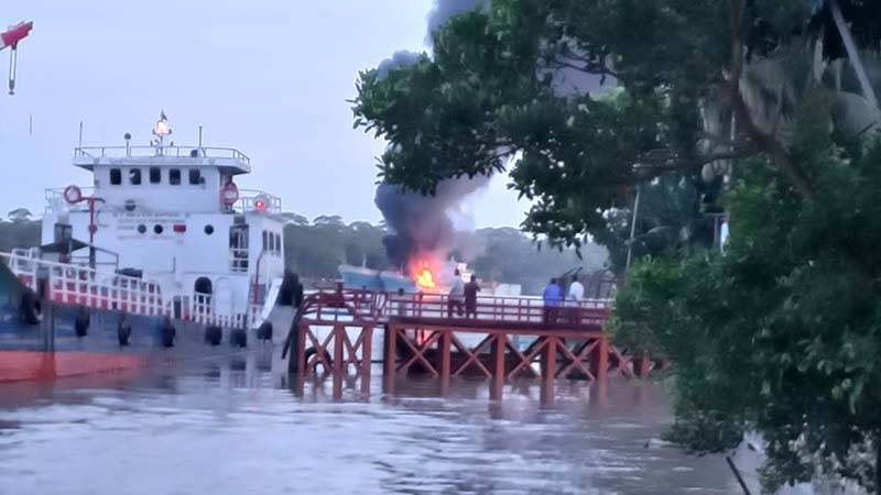 সুগন্ধায় তেলবাহী জাহাজে ফের বিস্ফোরণ, দগ্ধ ১১