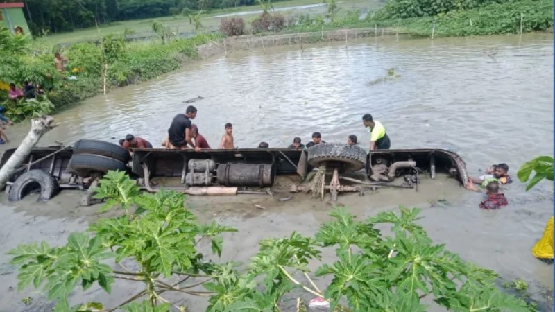 ঝালকাঠিতে বাস নিয়ন্ত্রণ হারিয়ে পুকুরে, নিহত বেড়ে ১৭