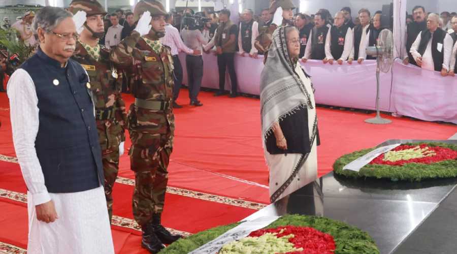 বঙ্গবন্ধুর প্রতিকৃতিতে রাষ্ট্রপতি ও প্রধানমন্ত্রীর শ্রদ্ধা