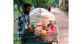 ঝালমুড়ি বিক্রি করে সংসার চালাচ্ছেন কচুয়ার কামাল হোসেন