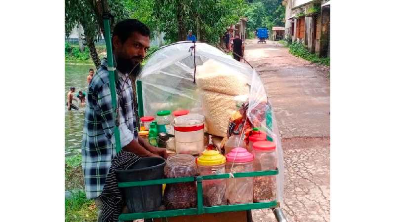 ঝালমুড়ি বিক্রি করে সংসার চালাচ্ছেন কচুয়ার কামাল হোসেন