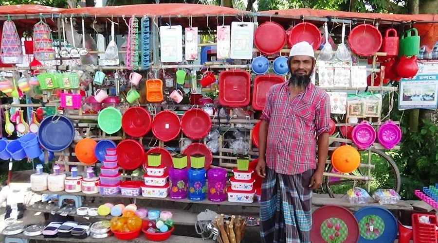 কচুয়ায় ভাসমান প্লাস্টিক বিক্রি করে সংসার চলে আরিফ হোসেনের