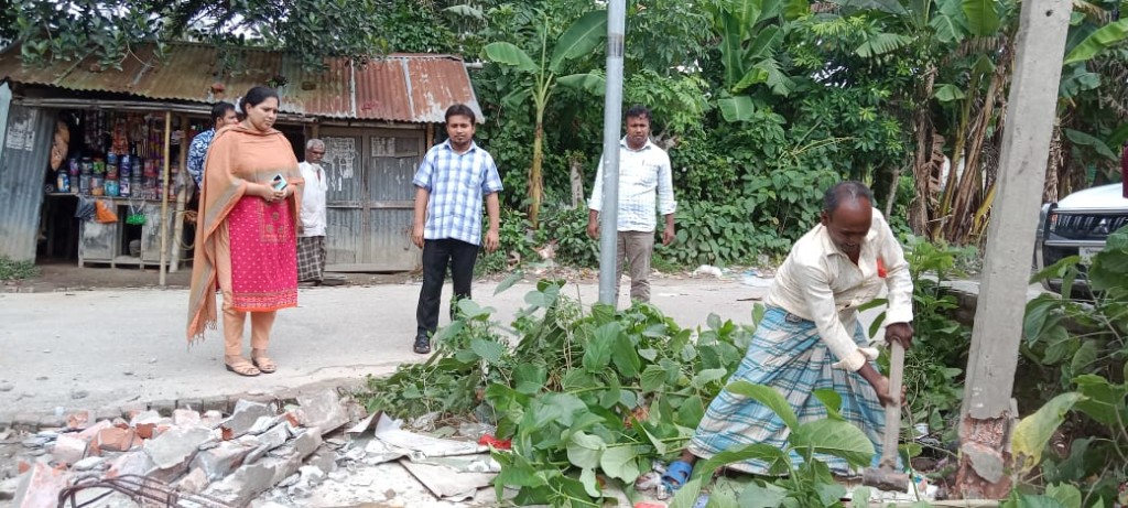 ফরিদগঞ্জে অবৈধ দোকান ঘর উচ্ছেদ