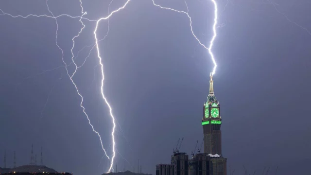 মক্কায় ভারী বর্ষণ ও টাওয়ারে বজ্রপাত