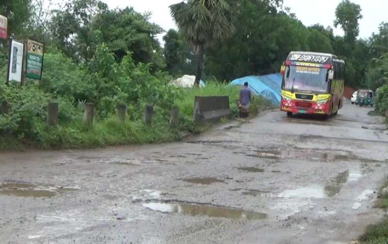 কচুয়ায় সংস্কার শেষ না হতেই সড়কে বড় বড় গর্ত সৃষ্টি, জনদুর্ভোগ