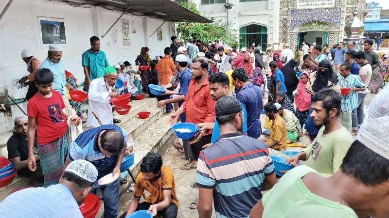 হাজীগঞ্জ বড়মসজিদে প্রায় ৩শ কাঙালি খেলো খাসির মাংসের খাবার